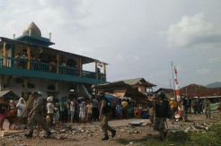 Sesama Warga Nyaris Ricuh saat Penggusuran Bangunan Liar