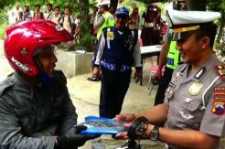 Tertib Berlalu Lintas Berhadiah Jas Hujan