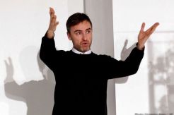 Desainer Raf Simons Resmi Mundur dari Dior
