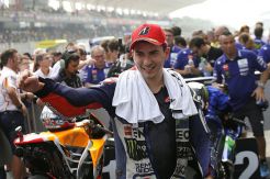 Media Italia Sebut Kemenangan Lorenzo Sebuah Kecurangan