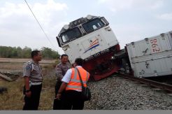 Hantam Mobil, Kereta Api Argo Bromo Anggrek Anjlok