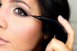 8 Cara Lihai Riasan Eyeliner dengan Cairan & Gel