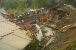 Tanah Longsor Timpa 2 Rumah di Banjarnegara