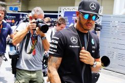 Kecelakaan Tak Bisa Hentikan Nafsu Balap Hamilton