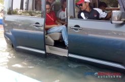 Mitsubishi Delica Aman dari Genangan Air di Musim Hujan