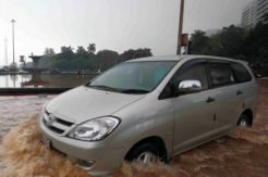 Mobil Terabas Banjir, Ini Caranya