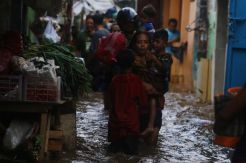 Banjir Surut, Ratusan Warga Kampung Pulo Tinggalkan Pengungsian