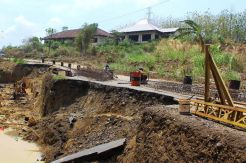 Jalur Alternatif Longsor Akibat Proyek Molor