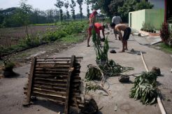 Kecewa Proyek Pengerjaan Jalan, Warga Lakukan Blokade