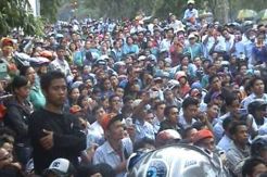 Tuntut Kenaikan UMK Ribuan Buruh Kepung Kantor Bupati Jombang