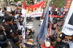 Diduga Jadikan Pejabat ATM Berjalan, Kejari Blitar Didemo