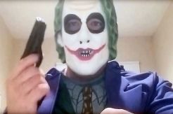 Pria Bertopeng Joker...