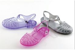 4 Sepatu Wanita yang Fashionable di Musim Hujan