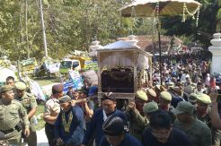 Ribuan Masyarakat Iringi Jenazah Pakualam IX ke Astana Girigondo