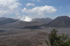 Gunung Bromo Semburkan Abu Vulkanik