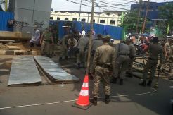 Baliho Raksasa di Depan Terminal Depok Dibongkar