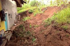 Diguyur Hujan, Rumah Warga Nyaris Tertimbun Longsor