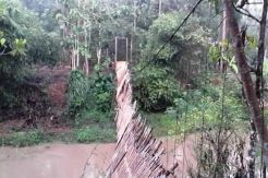Jembatan Gantung Putus, 4 Sepeda Motor Terjun ke Sungai