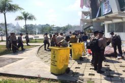 Sampah Peninggalan HMI Pulang, Dibersihkan Polisi