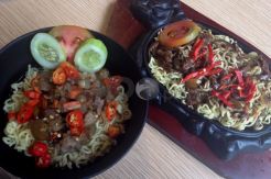 Mencicipi Inovasi Mi Instan dan Lezatnya Uwel-Uwel di Whats Up Cafe