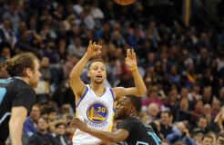 Rajutan Sejarah Warriors Tak Terputus di Markas Hornets