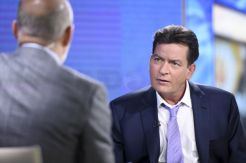 Charlie Sheen Digugat...