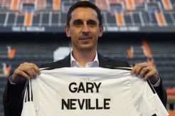 Legenda Ingatkan Neville, Valencia Bukan untuk Eksperimen
