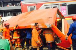 Tertabrak Kereta, Metro Mini B80 Zig-zag Serobot Pintu Perlintasan