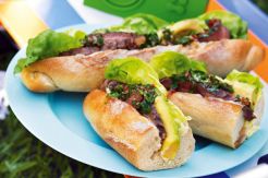 Resep Mudah Bergizi buat Piknik: Steak Sandwich Saus Chimichurri