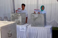 Airin Nyoblos Bareng Anak di TPS 17