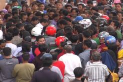 Urus Tilang, Ratusan Warga Saling Dorong di PN Jombang