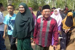 Datang ke TPS, Calon Petahana Jalan Kaki 500 Meter