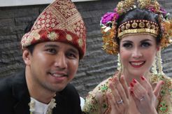 Suami Arumi Bachsin Menang Mutlak di Trenggalek