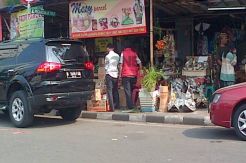 Jelang Natal, Pedagang Parsel CGC Padati Trotoar Cikini