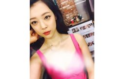 Wow! Sulli Eks F(X) Pamer Belahan Dada
