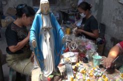 Penjualan Pernak-pernik Natal di Jombang Menurun