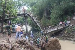 Diterjang Arus Deras, Jembatan di Nganjuk Ambruk