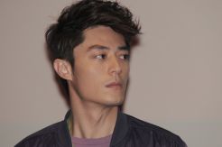 Wallace Huo Jadi Aktor...