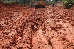 Prihatin Kondisi Infrastruktur, Pemuda Mentawai Galang  Koin Peduli Jalan