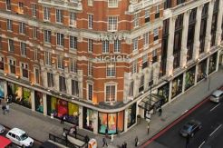 Sambut Liburan, Harvey Nichols Bergaya Era 70-an