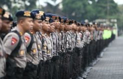 Dua Polisi Kawal Rombongan Bus Aremania