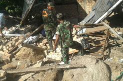 Personel TNI Bantu Warga Korban Gempa Tarakan