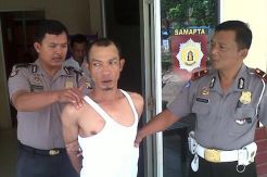 Mabuk Tabrak Angkot,...