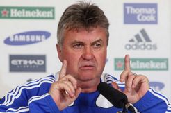 Tampil Buruk, Hiddink Bakal Tendang Pemain
