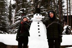 Natal, Taylor Swift dan Calvin Harris Buat Manusia Salju Bersama