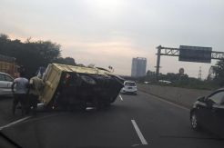 Truk Terguling, Lalin Menuju Jakarta Tersendat