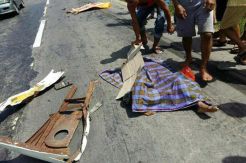 Boncengan Satu Motor, Tiga Remaja Tewas Tergilas Bus