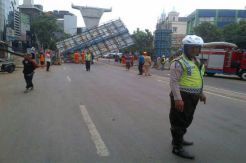 Reklame Raksasa Roboh, Ruas Jalan Ini Ditutup