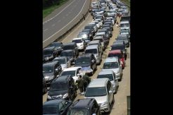 Truk Terguling di Jagorawi, Tol ke Arah Jakarta Padat