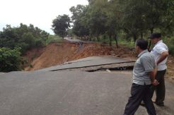 Jalan Bukit Kemuning Longsor, Enam Rumah Warga Rusak